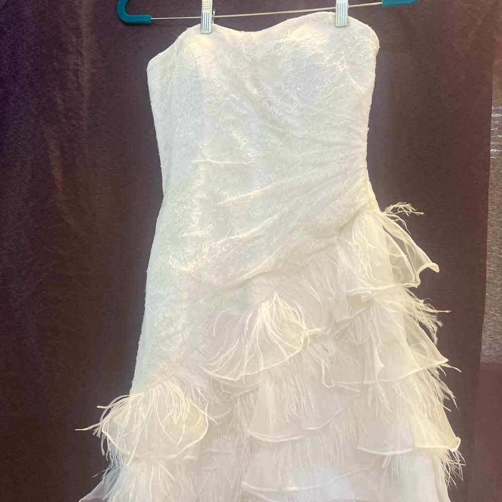 Gorgeous white lace/ feather design. - Picture 2 of 5